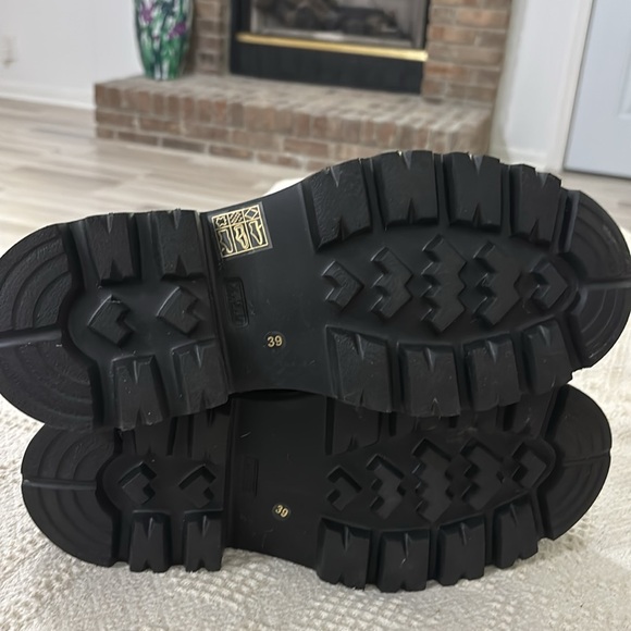 Steve Madden Buxton Chelsea Boot
Leather & textile upper slip stretch gores Sz 9 - Picture 12 of 14